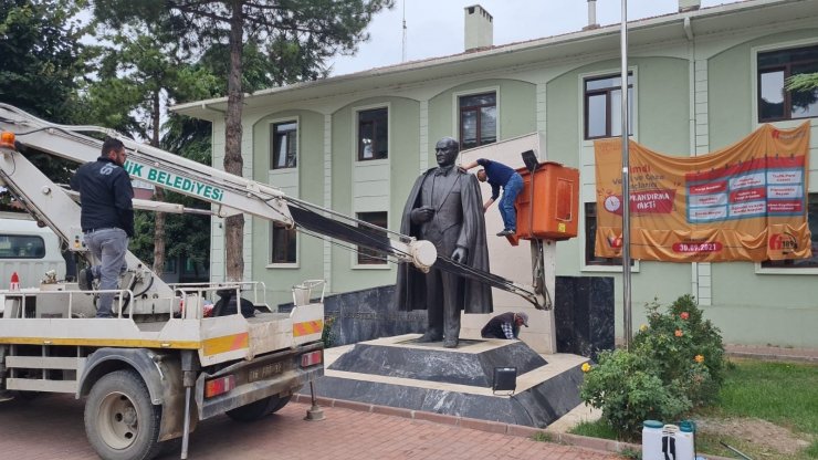 İznik’te bulunan Atatürk heykeli belediye görevlilerince temizlendi