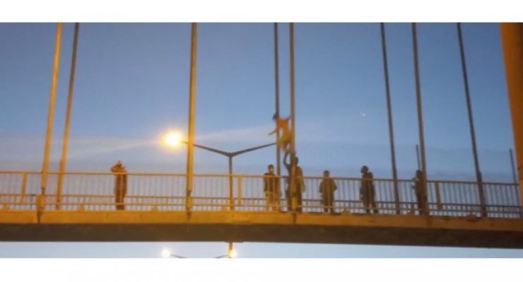 17 yaşındaki genç sevgilisi terk ettiği için otoyol köprüsünden atladı