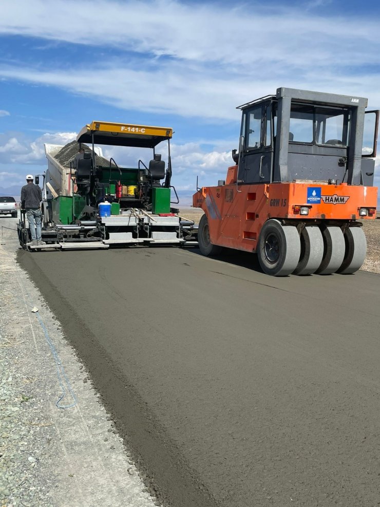 Ağadeve köyüne beton yol yapılıyor