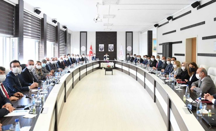 Bakan Özer, İstanbul’da ilçe milli eğitim müdürleri ile bir araya geldi