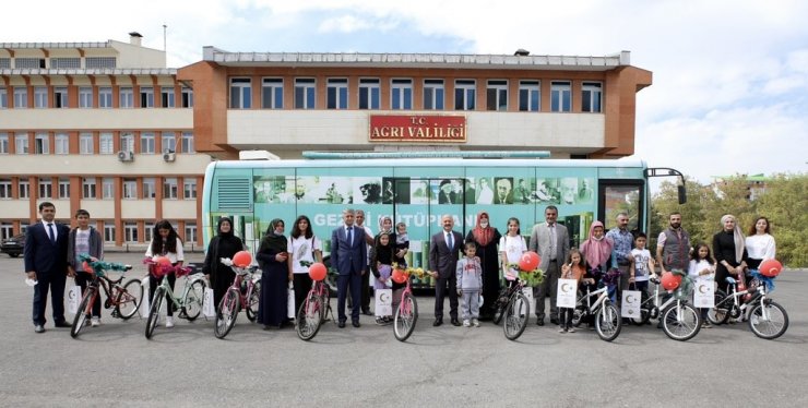 Vali Varol, kitap okuma yarışmasında dereceye giren öğrencilerle bir araya geldi