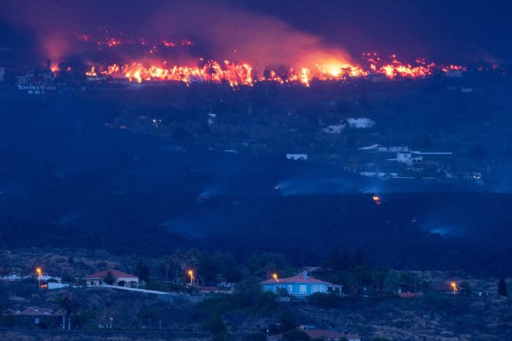 Kanarya Adaları’ndaki yanardağ felaketinde 350 ev yıkıldı