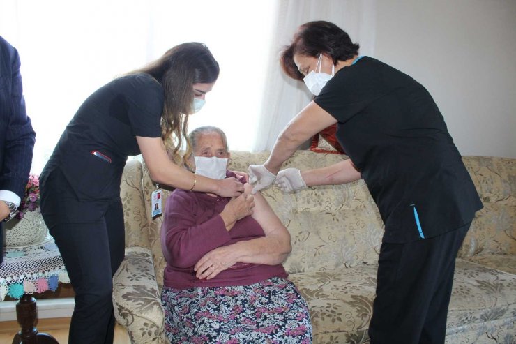Maltepe’de 65 yaş üstü vatandaşlar aşı olmaları için evlerinde ziyaret ediliyor