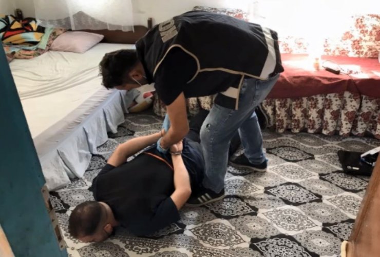 Kadınlara cinsel istismarda bulunup gizlice kameraya çeken sahtekar yakalandı