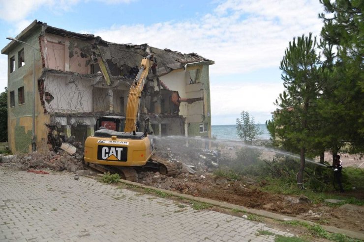 Türkeli’de eski halk eğitim binasının yıkımına başlandı