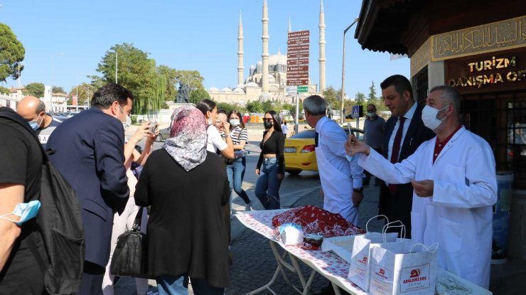 Dünya Turizm Günü’nde vatandaşlara kavala kurabiyesi ve tava ciğer ikram edildi