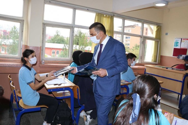 Siirt Valisi Hacıbektaşoğlu öğretmen ve öğrencilerle bir araya geldi