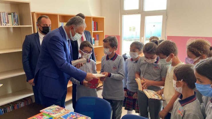 Köy okulunda öğrencilere kitap hediye edildi