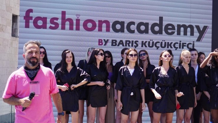 Manken olma hayali kuranlara tavsiye: "Profesyonel kurumlardan eğitim alın’’