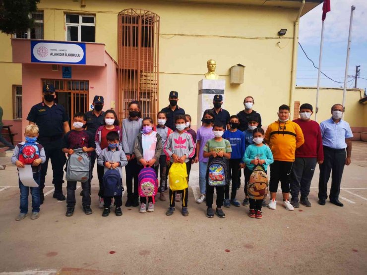 Ahmetli jandarmadan öğrencilere destek