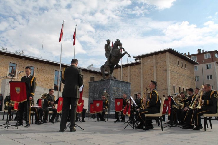 3. Ordu Komutanlığı Bando takımı Bayburt’ta halka konser verdi