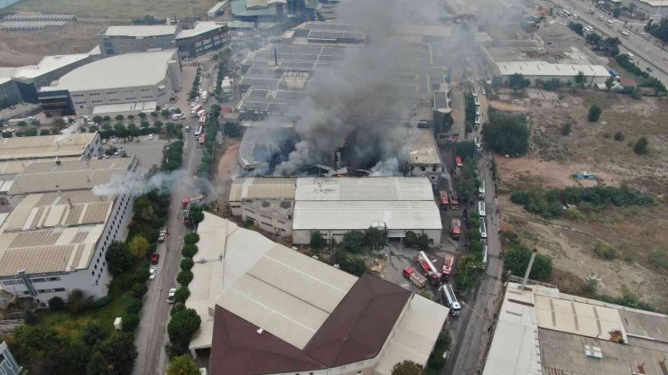Bursa’da tekstil fabrikasındaki büyük yangın 3 saatin sonunda kontrol altına alındı