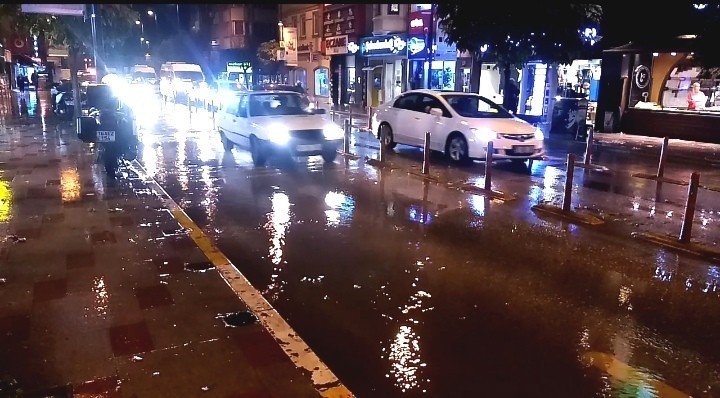 Bandırma’da sağanak yağış etkili oldu
