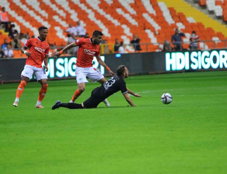 Süper Lig: Adana Demirspor: 0 - Yeni Malatyaspor: 1 (İlk yarı sonucu)