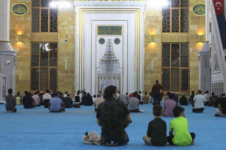 Antalya’da Mevlit Kandili camilerde dualarla idrak edildi