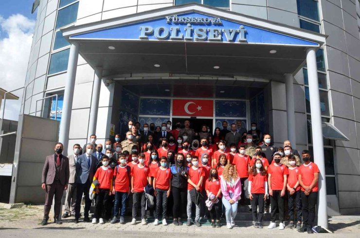 Yüksekova Emniyet Müdürlüğü 40 öğrenciyi Ankara gönderdi