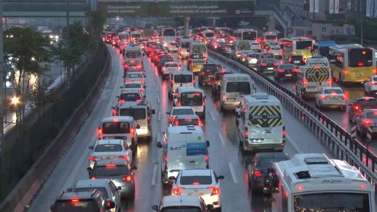 İstanbul’da haftanın ilk iş gününde yağmur, trafiği vurdu