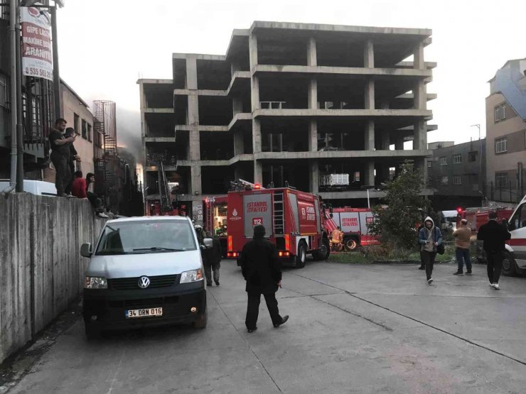 Zeytinburnu’nda yapımı devam eden iş merkezinde yangın