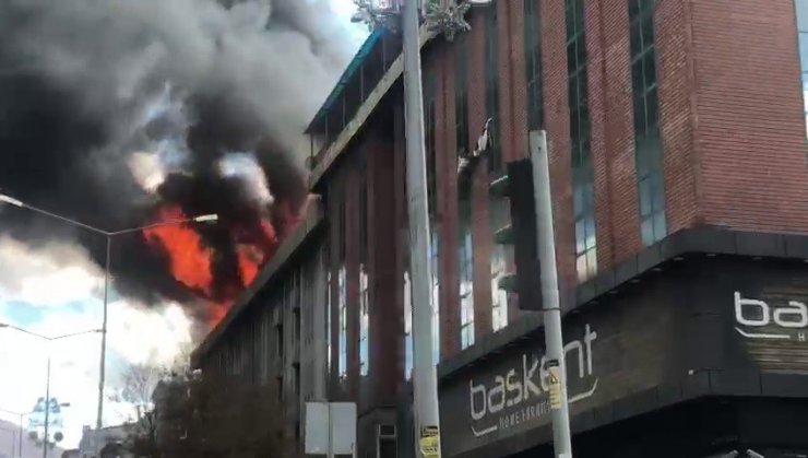 Kullanılmayan binanın çatısında yangın