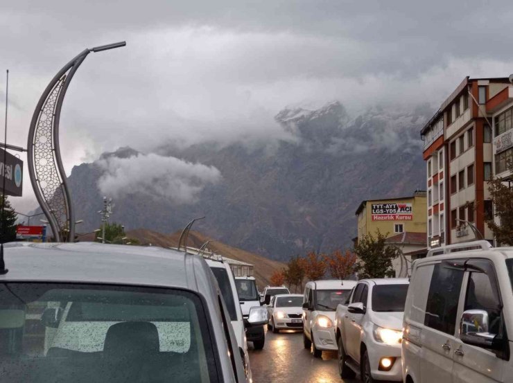 Sümbül Dağı’na mevsimin ilk karı yağdı
