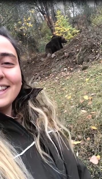 Orman muhafaza memuru genç kadın ayı ile özçekim yaptı