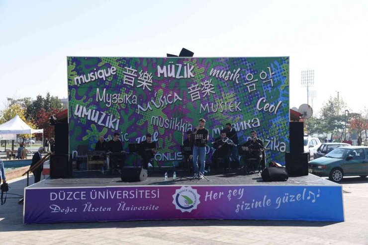 Düzce Üniversitesi’nde müzik durağı konserleri başladı