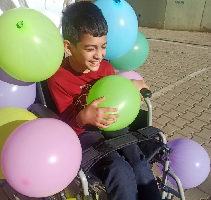 12 yaşındaki Hanifi tekerlekli sandalyesine kavuştu