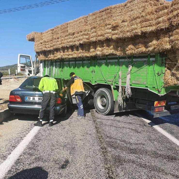Saman yüklü kamyona otomobil çarptı: 4 yaralı