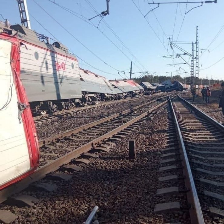 Rusya’da yük treni otomobille çarpıştı: 1 kişi öldü, 14 vagon raydan çıktı