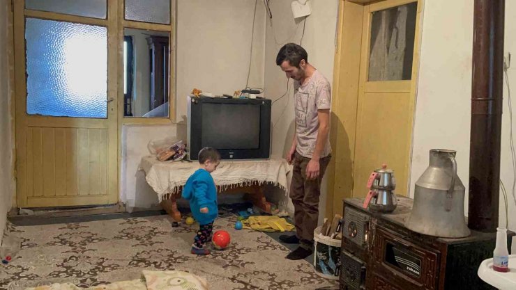 Çaresiz baba, 2 yaşındaki oğluyla uzanacak yardım eli bekliyor