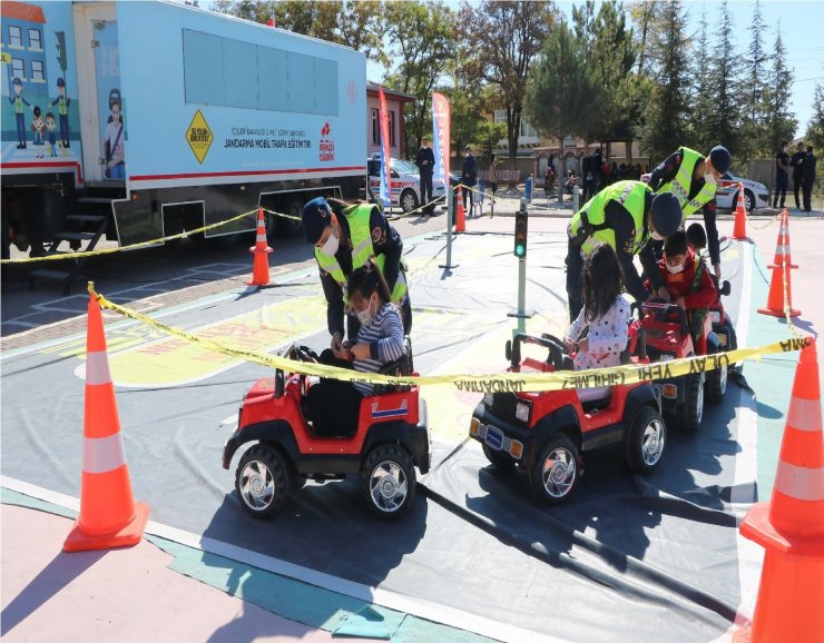 Minik öğrencilere ’Mobil Trafik Eğitim Tırı’ ile uygulamalı trafik eğitimi verildi