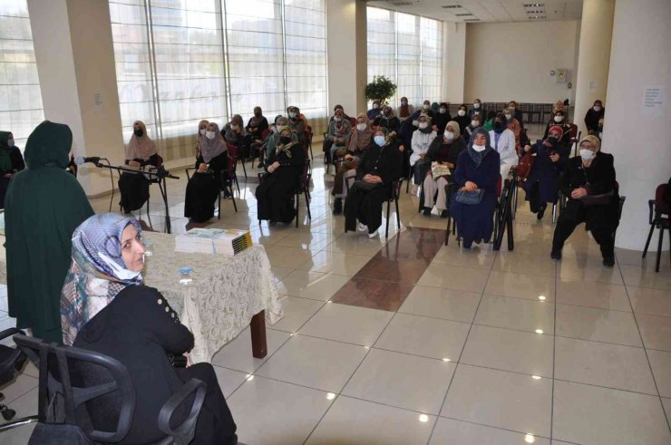 Pursaklar’da Emine Şenlikoğlu konferansına yoğun ilgi
