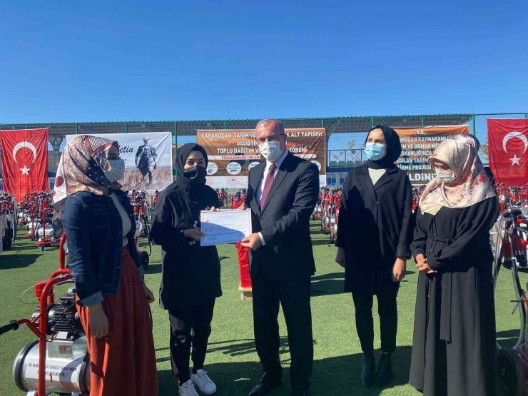 Karakoçan’da tarım makinası dağıtımı ve sertifika töreni