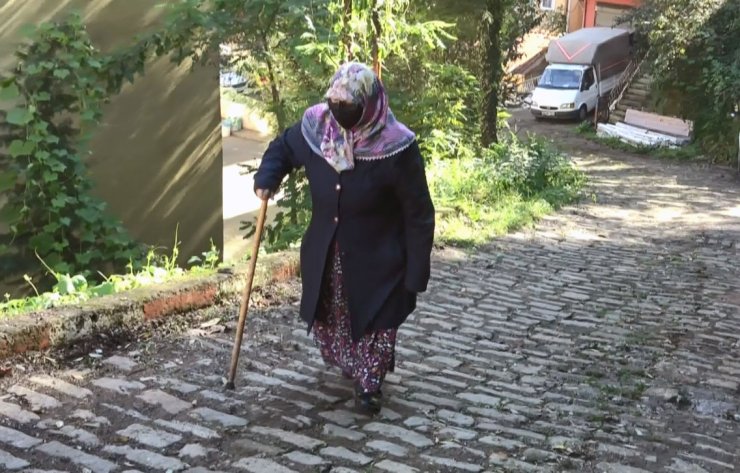 78 yaşında Kur’an-ı Kerim öğrenmek için her gün Halk Eğitim Merkezi’nin yokuşunu çıkıyor