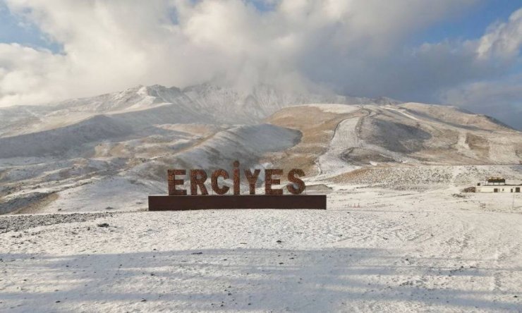 Erciyes’e kar yağdı