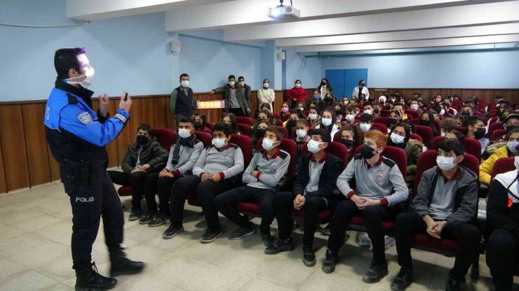 Yüksekova polisi 6 bin öğrenciye ders vererek büyük bir başarıya imza attı