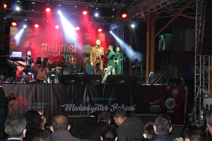 Sanatçı Mehmet Erdem, Dörtyol’da “Cumhuriyet” konserinde sahne aldı