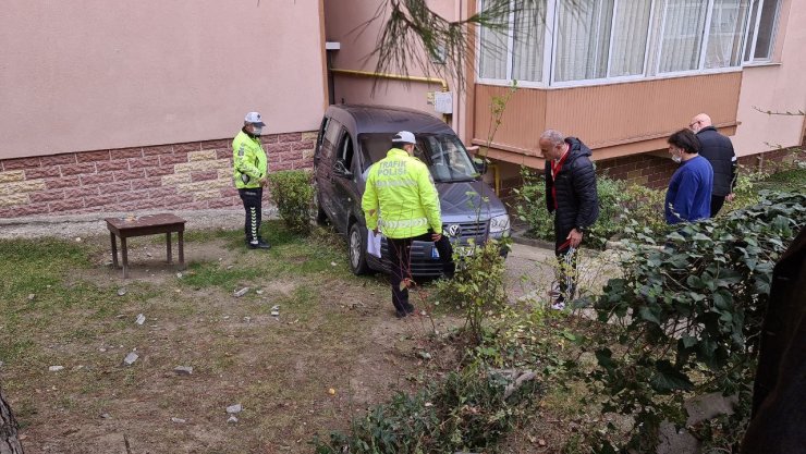 El freni çekilmeyen araç, otomobile çarpıp bahçeye düştü