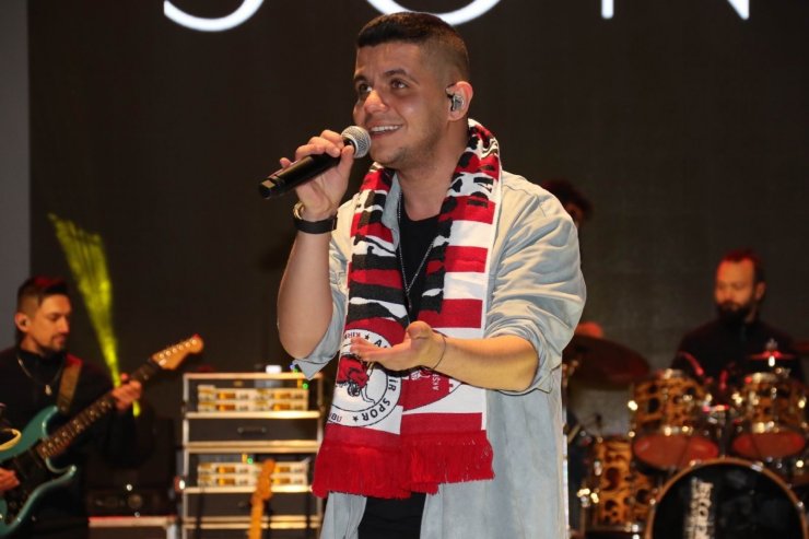 Ünlü şarkıcı Bilal Sonses’e sahnede doğum günü sürprizi