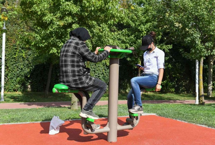 Esenyurt’ta yenilenen parklar vatandaşın takdirini topladı