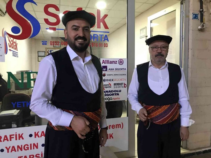 Haftanın bir günü yöresel kıyafetlerle müşterilerin karşısına çıkıyorlar