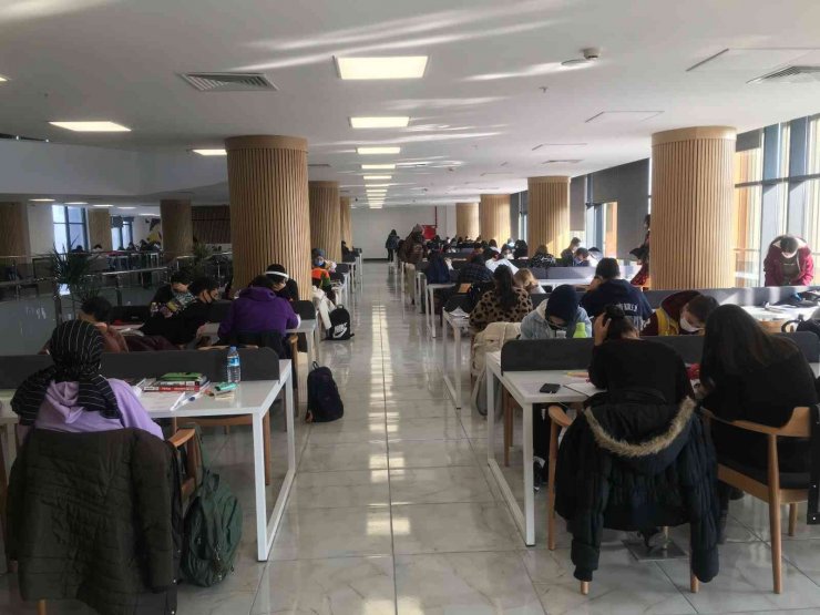 Eskişehir İl Halk Kütüphanesi’nde öğrenci yoğunluğu