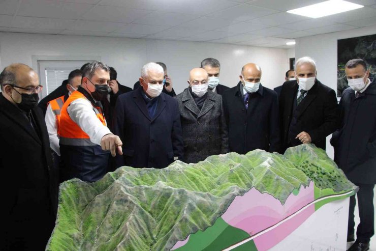 AK Parti Genel Başkanvekili Binali Yıldırım Yeni Zigana Tüneli inşaatında incelemelerde bulundu