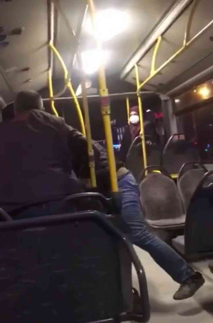 Otobüsteki yumruk yumruğa yol verme kavgası kamerada