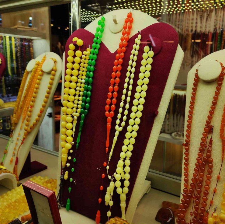 Tarihi Kapalıçarşı’da Osmanlı usulü tespihler göz kamaştırıyor