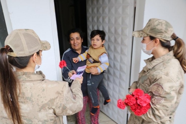 Tunceli’de jandarma ekipleri, kadınlara karanfil dağıtıp KADES’i anlattı