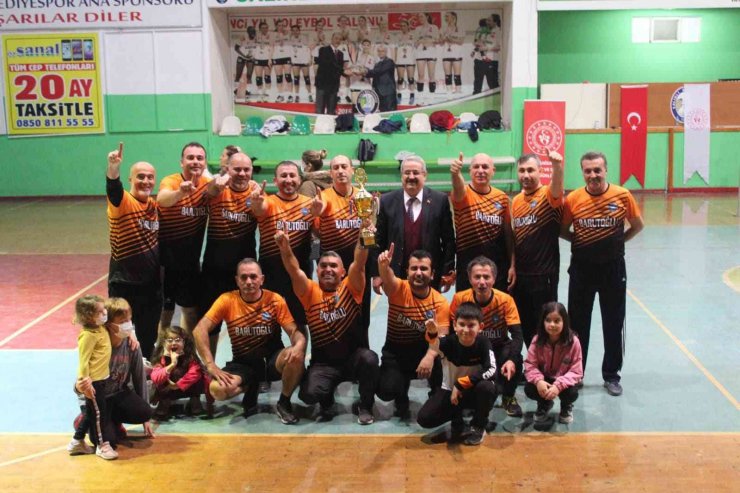 Öğretmenler Günü’ne özel voleybol turnuvasında şampiyon Salihli Merkez Anadolu Lisesi oldu