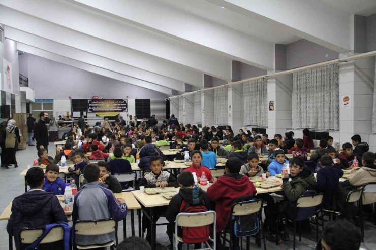Hamur Kaymakamı Türker 410 öğrencinin pizza hayalini gerçekleştirdi