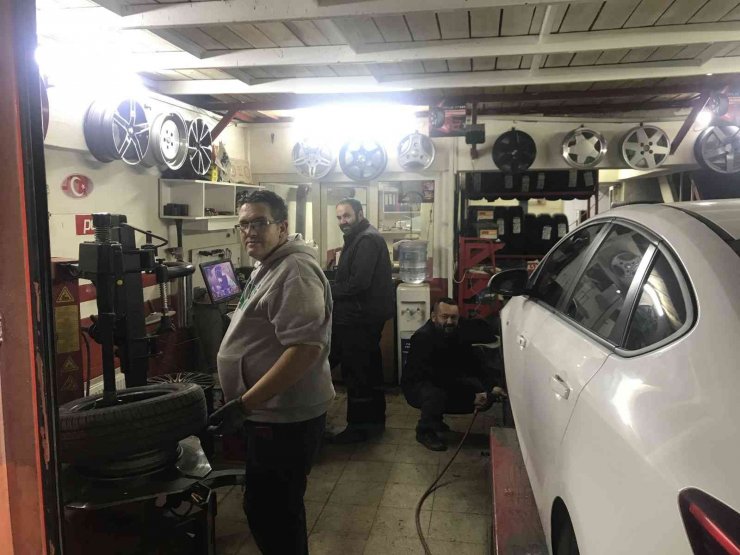 Bozüyük’te oto lastikçilerin kış lastiği yoğunluğu