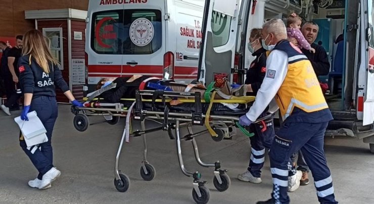 Bursa’da kamyonet ile otomobil çarpıştı; 1’i çocuk 4 yaralı